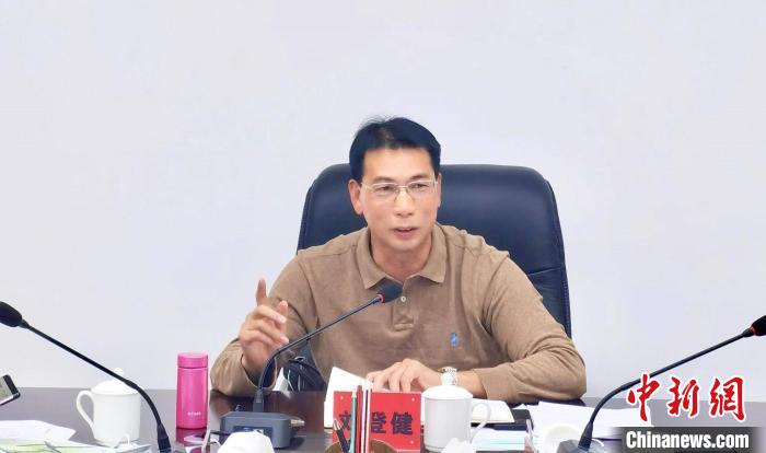 寧德市政協(xié)副主席、市工商聯(lián)主席劉登健講話(huà)。　張小軍 攝