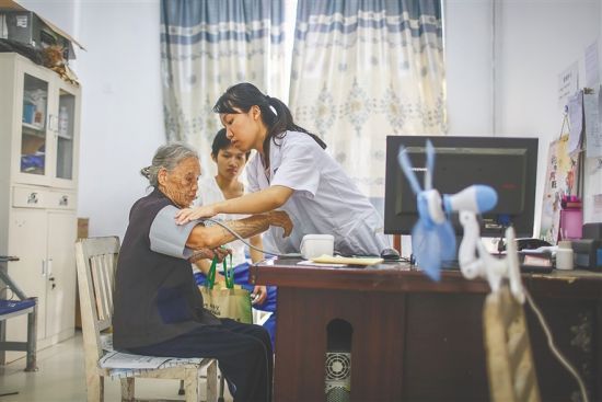 白沙南開鄉(xiāng)衛(wèi)生院全科醫(yī)生在給病人看病。海南日?qǐng)?bào)記者 袁琛 攝(資料圖)