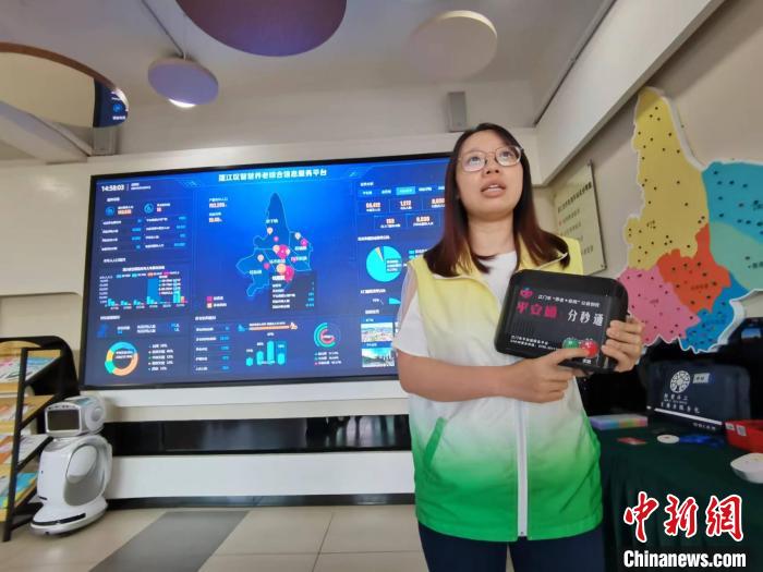 “平安通”項目24小時守護老人健康 唐貴江 攝