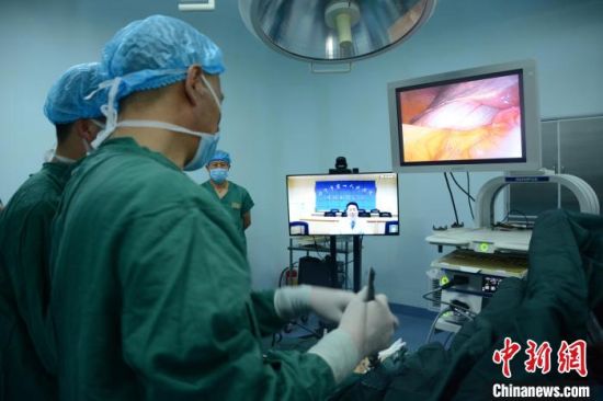 圖為專家開展遠(yuǎn)程會診。(資料圖) 西寧市第一人民醫(yī)院 供圖