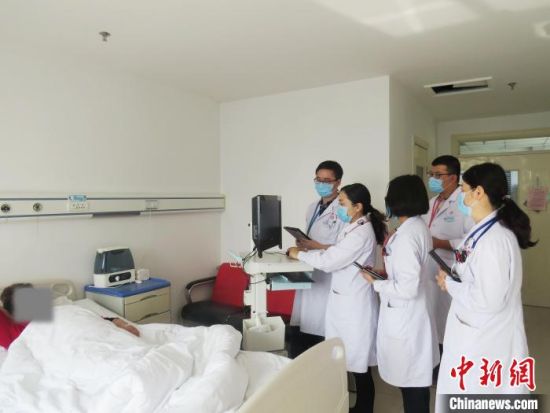 圖為專家查房。(資料圖) 西寧市第一人民醫(yī)院 供圖