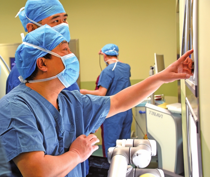 推動醫(yī)療行業(yè)發(fā)生深刻變革——手術(shù)機器人 原來這么溜